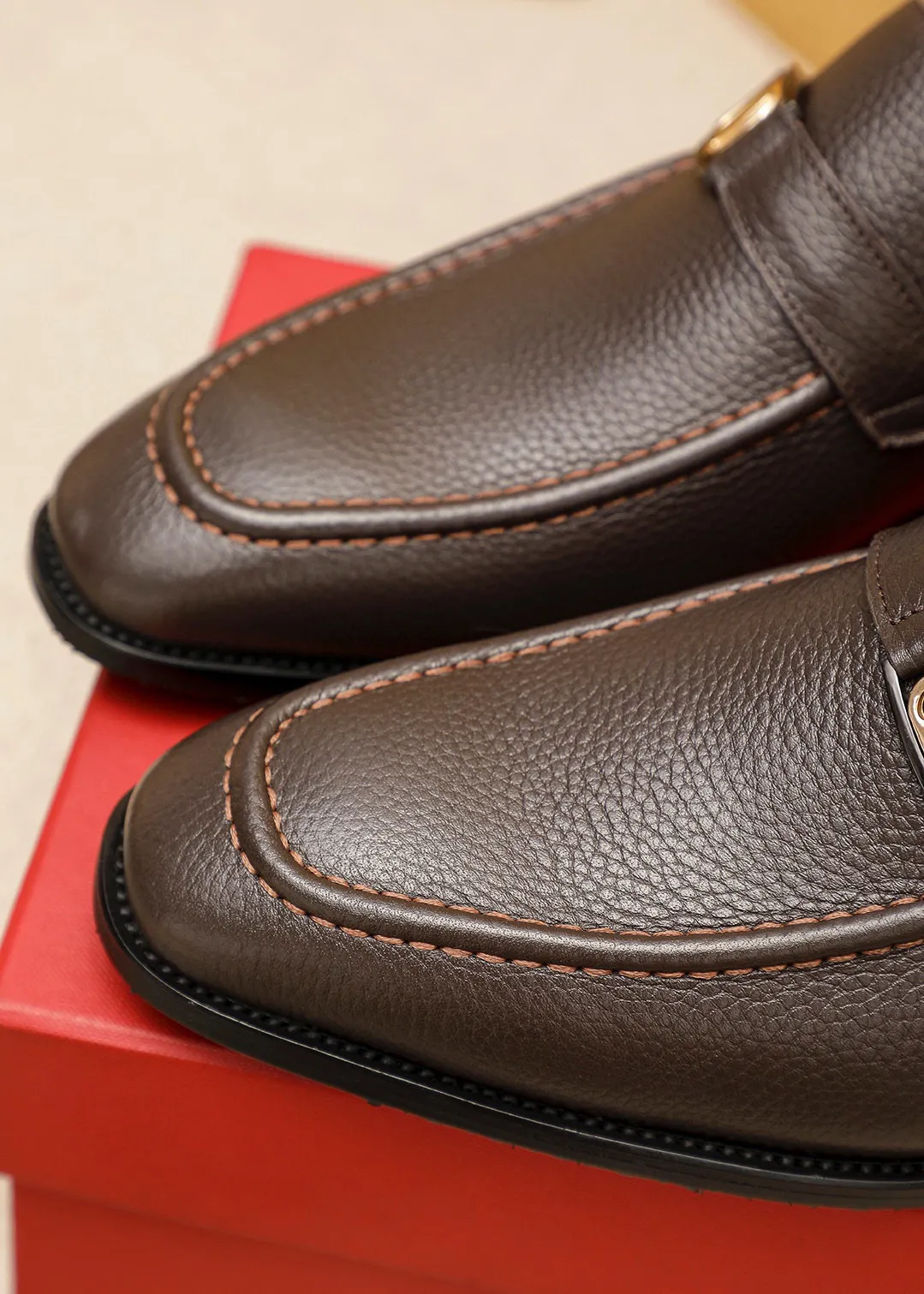 Men's shoes 💰460 💐 Product trademark: Ferragamo "Ferragamo" casual leather shoes Regular size: 38-44 (45.46🉑️customized) Product materials: Selected imported first-layer pebbled cowhide leather upper + luxury hardware buckle, imported water-dyed cowhide leather lining. Strong three-dimensional visual effect, original outsole color: 2⃣️seed leather materials optional